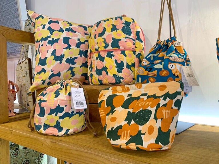 2020年は台湾人アーティスト、uulinとコラボ。鮮やかな色彩と大胆な花柄模様で、従来の印花樂とは異なる印象のグッズ。