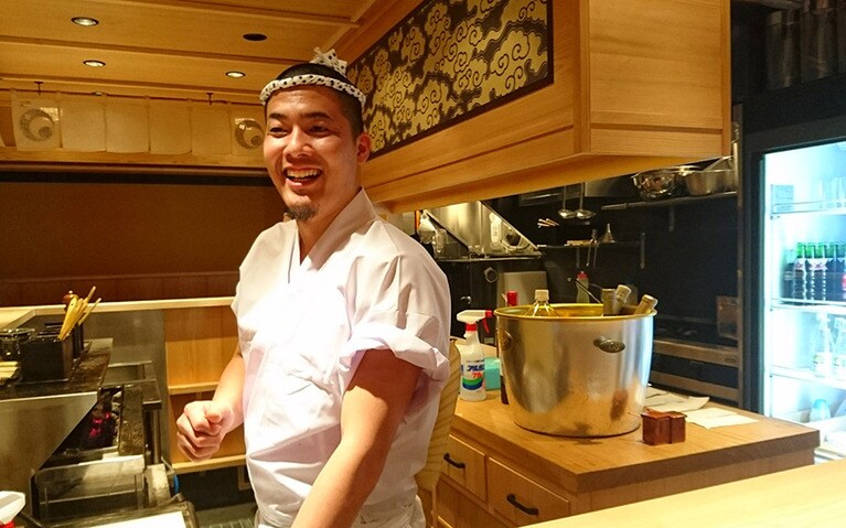 なんと気が利くことか！　この爽やかな笑顔も魅力的。