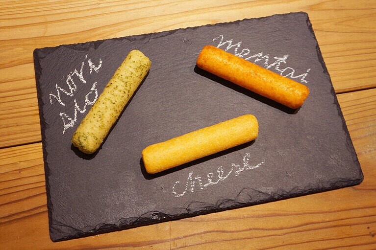 袋から取り出してしまうと見分けがつかなくなりがちな「うまい棒」も、メモを添えておけば安心。