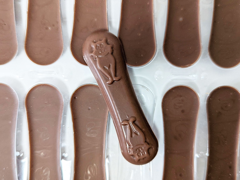 思わずこちらも笑顔になってしまう猫型加工。