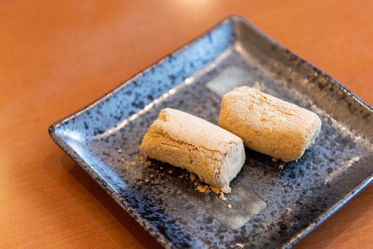 定番の五島銘菓「治安孝行」9個入り 900円。