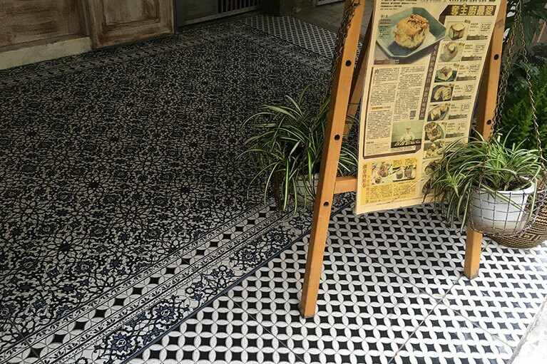 入り口にあるタイルの模様もいい雰囲気。