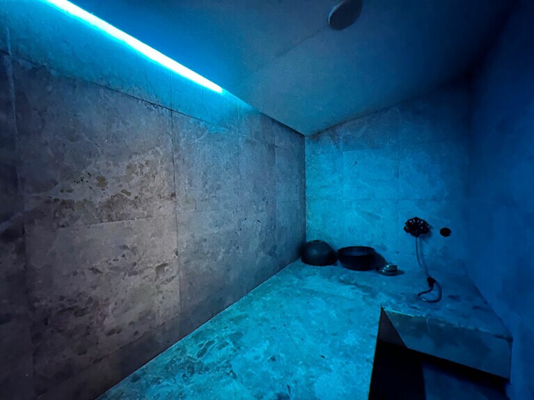 トルコスタイルのハマム。スチームサウナで温まった後に、ハマムレディがアカスリをしてくれて、最後に泡たっぷりの石けんで身体を洗い流してくれる。