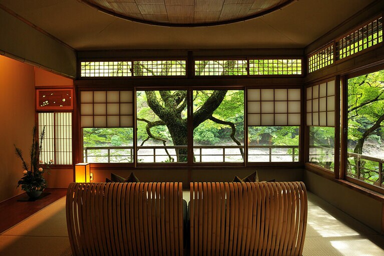 峡谷と小倉山を望む風流な客室。