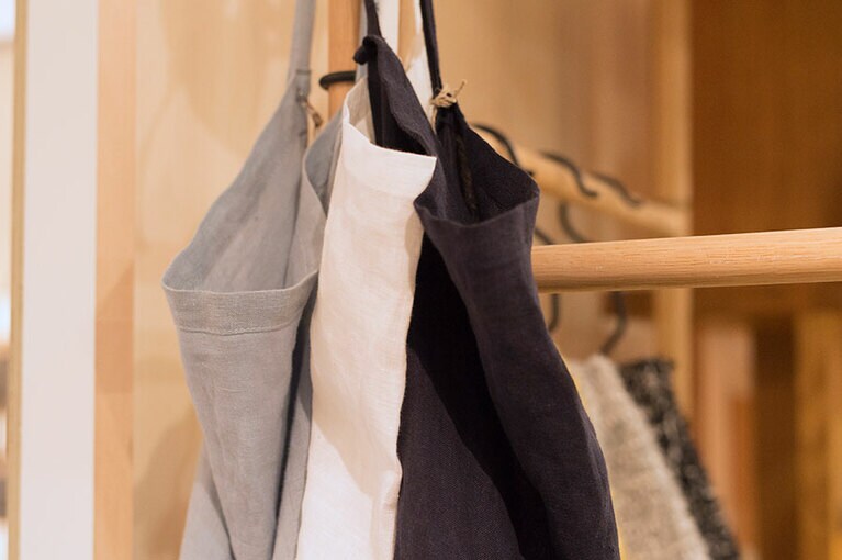 ドワネルオリジナルのロングエプロン 各8,800円。薄く、やわらかなリネンでシミやシワまでさまになる。