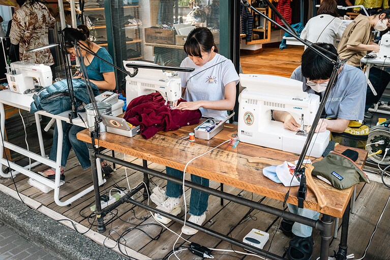 リペアスタッフによって服が次々と蘇る！