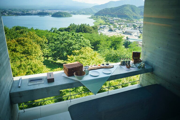 河口湖を望むキャビンのテラスリビングで「エナジーバー」を作ろう。