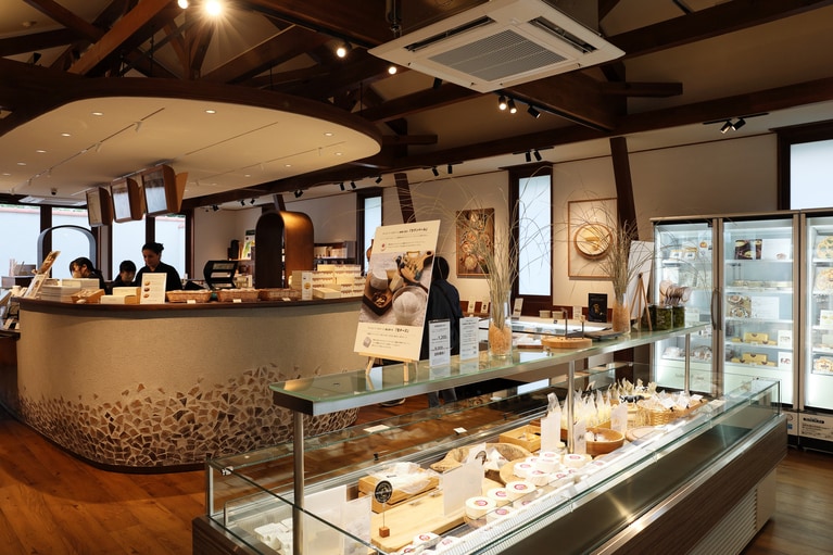 ショップには各種チーズをはじめ、チーズを使ったピザやスイーツも充実。