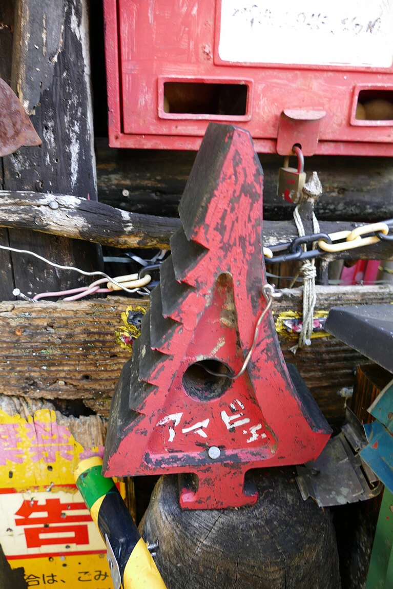 コロナ退散！　アマビエの名前入り鳥の巣箱はツリー型。