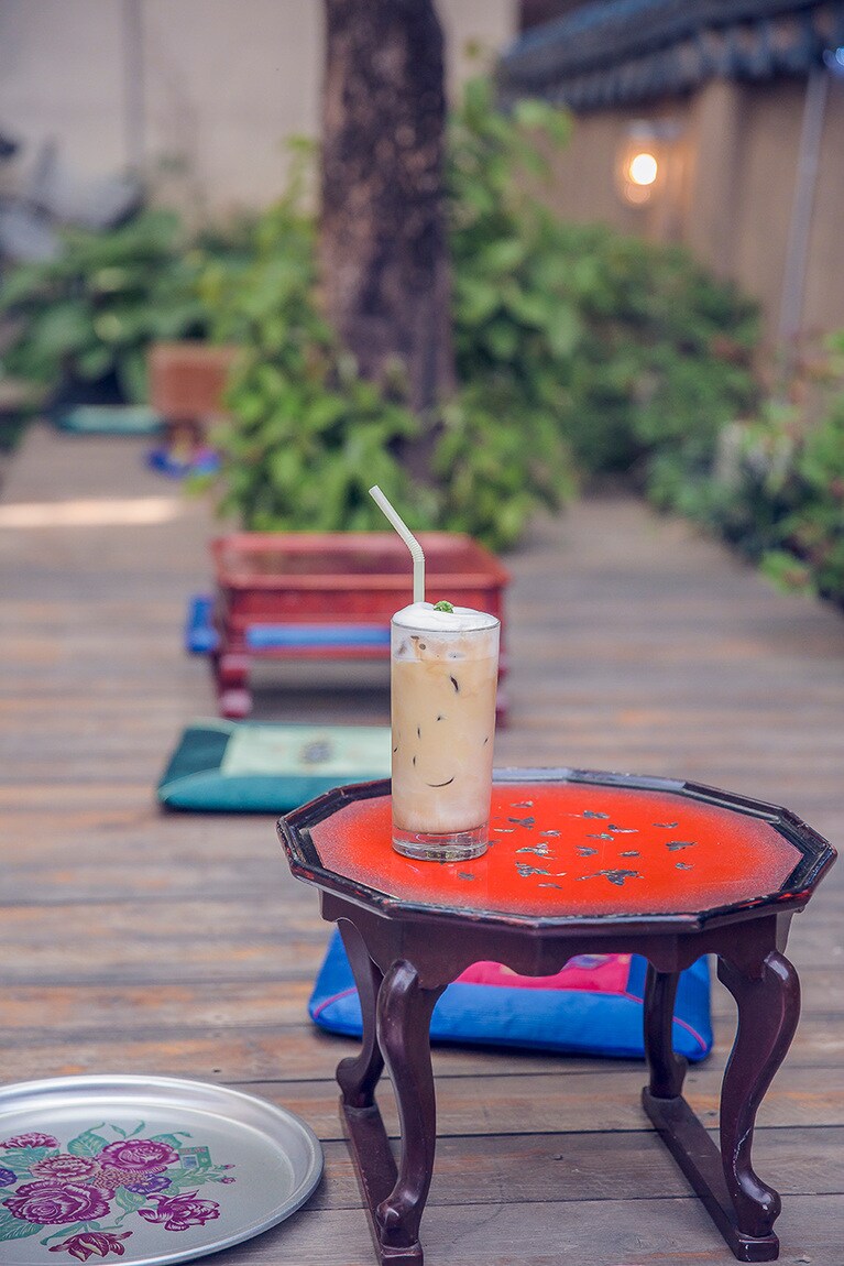 くぐり戸の奥には縁台のあるテラス席。