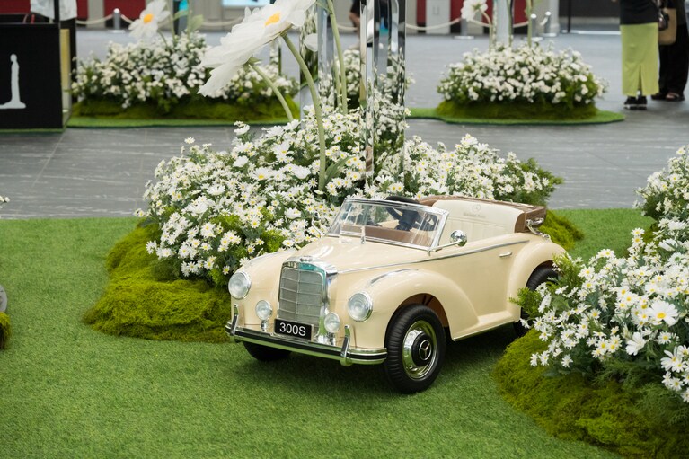 MVにも登場したミニカーもデイジーガーデンに。