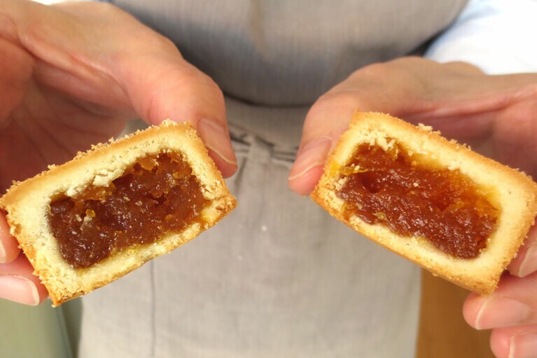 焼きたてのスクエアケーキ・パイナップルの断面。