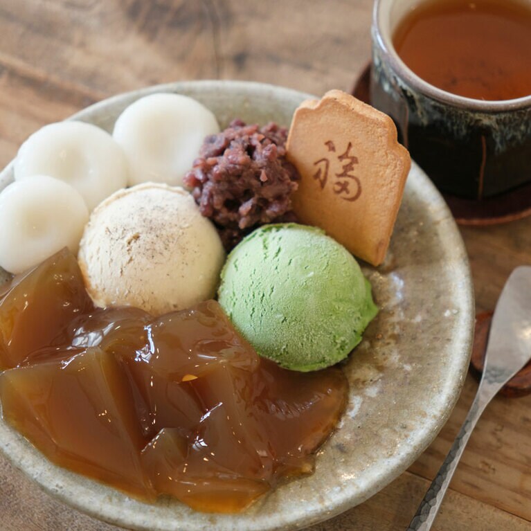 赤鬼ほうじ茶を使ったゼリーが甘さをおさえつつ際立たせる。こんなに盛りだくさんでもぺろりと食べられてしまう、かと。「ハーフサイズ」（660円）もある。お茶とセットでお茶は176円。