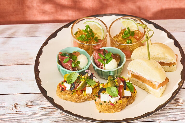 セイボリープレートのイメージ。「スモークサーモンと桃サンドイッチ ディルとヨーグルト」など、ボリューミーな全4品。