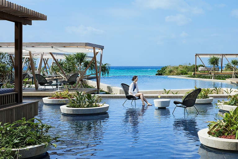 空と海に繫がるようなインフィニティプールは、一年を通じて利用が可能。