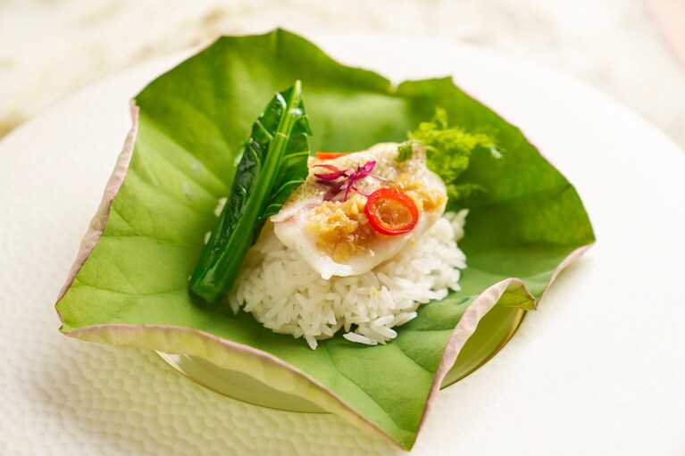 「天然ハタのガーリックソース 蓮の葉蒸し御飯」。