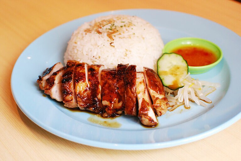 「焼き」は、蒸し鶏に黒醤油と蜂蜜を塗ってオーブンで焼いたもの。現地のマレー系の「ナシアヤム」に似ている。