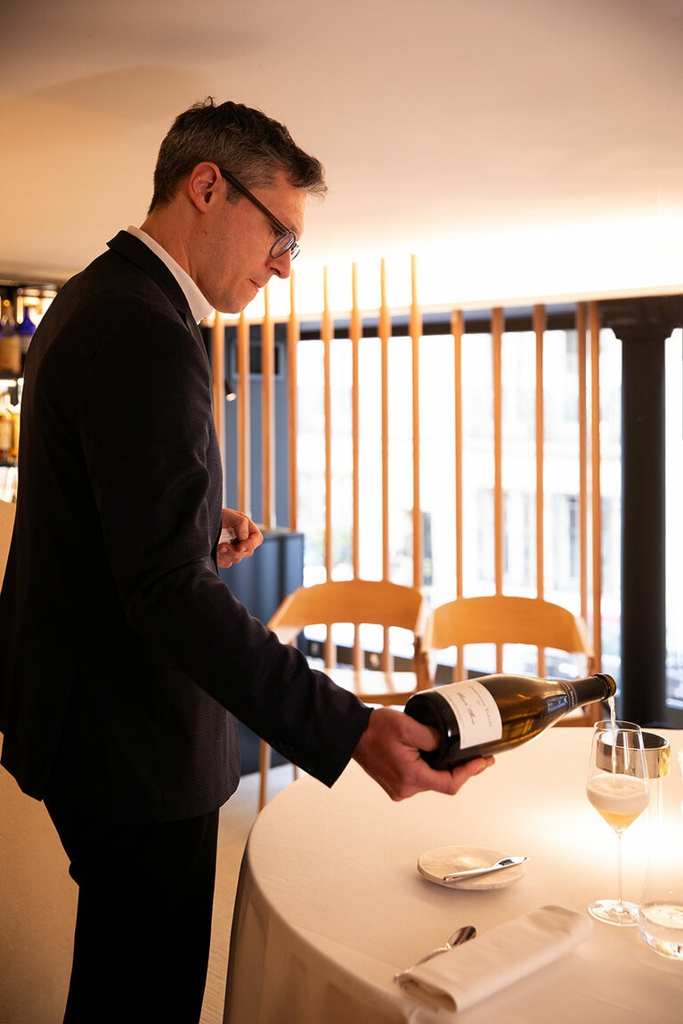 シェフソムリエであるロマン・シモンさんの安心感あるサービスを慕う顧客も多い。