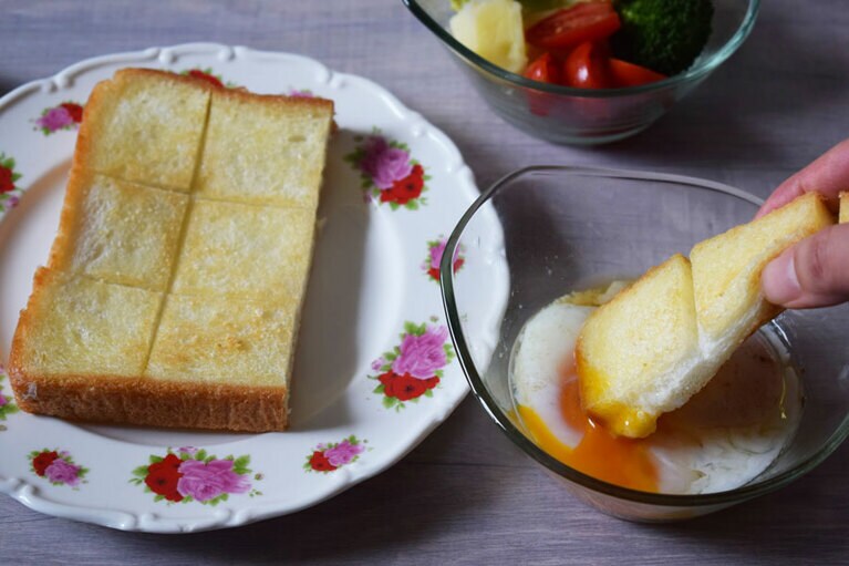 甘じょっぱいトーストとまろやかな黄身の相性が最高です。