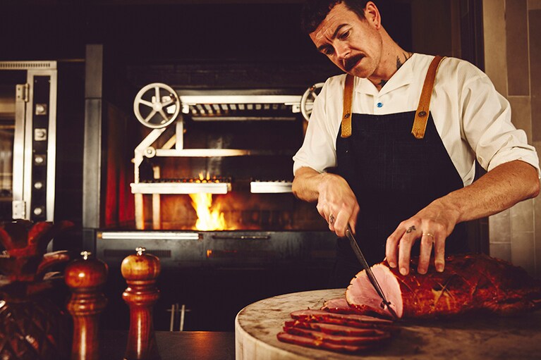 リゾート内には9つのレストラン＆カフェが。なかでもおすすめは、石垣牛や島魚の豪快なグリルが絶品と評判のレストラン「SALTIDA」。