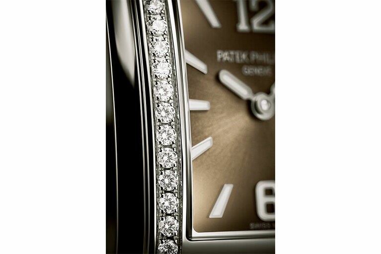 アールデコ様式からインスピレーションを得たケースは、しなやかなカーブを描き手首に優しくフィット。／パテック フィリップ（パテック フィリップ ジャパン・インフォメーションセンター）