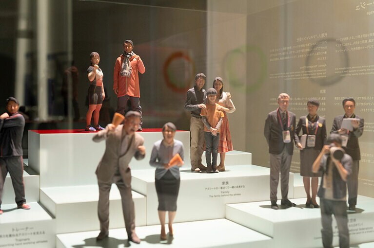 選手、家族、スポンサーなど多岐にわたるオリンピック関係者を表すフィギュア。