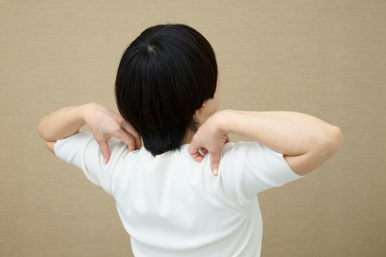 両肘を肩のラインとまっすぐになるようにして、胸を開く。