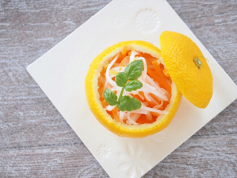 (5) (2)の柚子の容器に(4)を盛り付けて完成です。