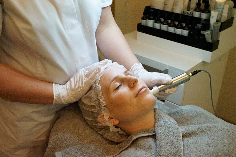 最新機器を使ったフェイシャルトリートメントのメニューも豊富だ。