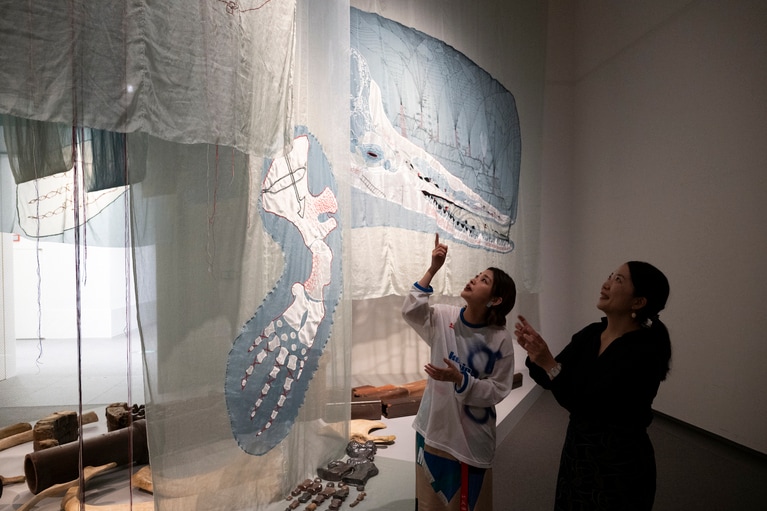 「物語のスケール感に圧倒されますね。血肉を感じるというか、紡ぐという作業の身体性の力強さを感じます」（升味さん）