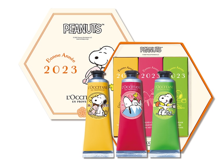 SNOOPY 2023 NEW YEAR ハンドクリームトリオ 左から：バニラブーケ、ディライトフルローズ、ゼスティライム 各30mL 4,290円／数量限定発売中。©2022 Peanuts