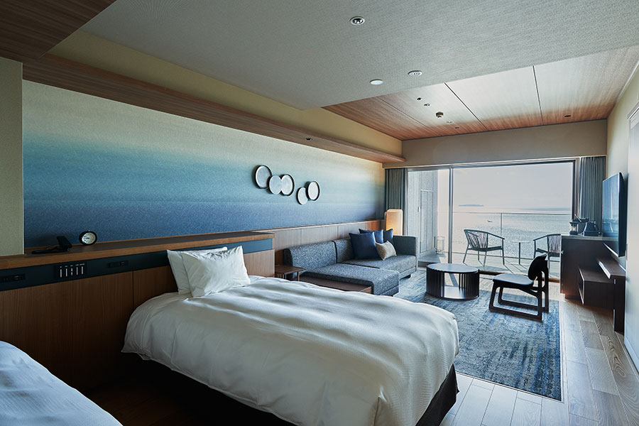 客室の一例。相模湾を見渡せる上層階に位置する、ブランドを代表する「佳ら久ルーム」。