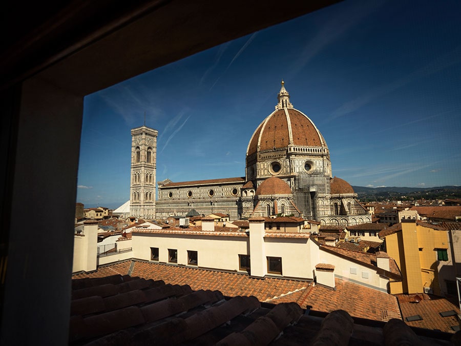 “ガリレオ・ジュニア・スイート”の窓から大聖堂を眺める。