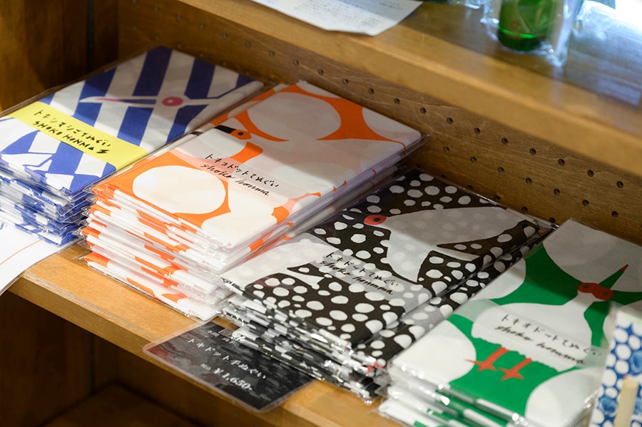 版画家・shoko honmaさんのシルクスクリーン印刷でトキを素敵にデザインした手ぬぐいは、各1,650円。