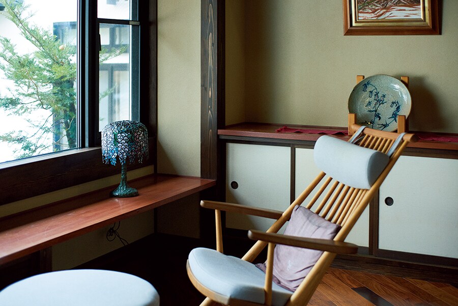 【いろりの宿 かつら木の郷】花梨材のフローリングテラス。飛驒家具に座り、里山を眺める。Photo: Masahiro Sanbe