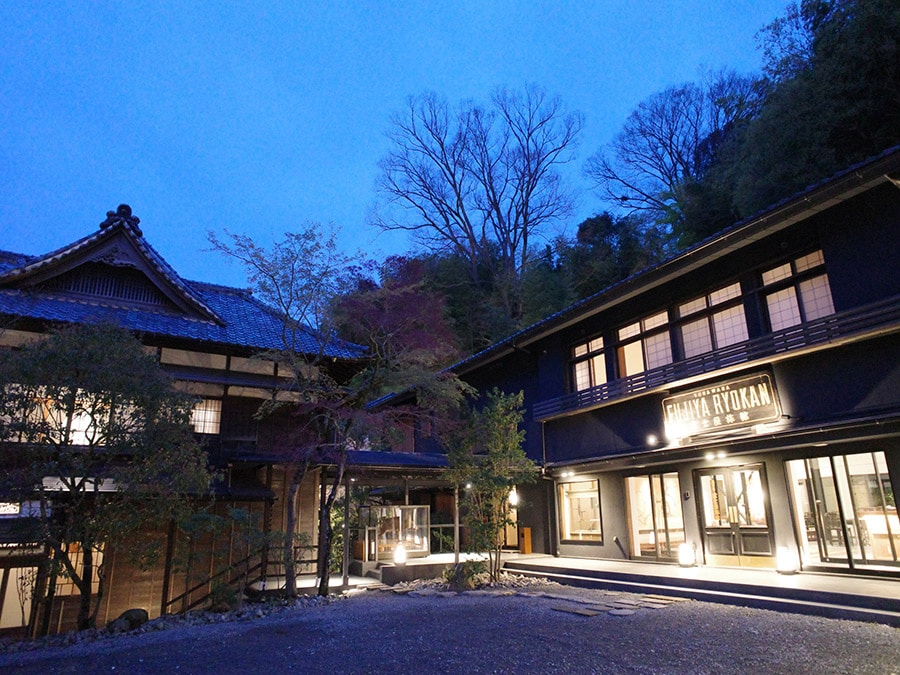 夕食の時間が近づくと、「富士屋旅館」は昼間とは違った美景となった。