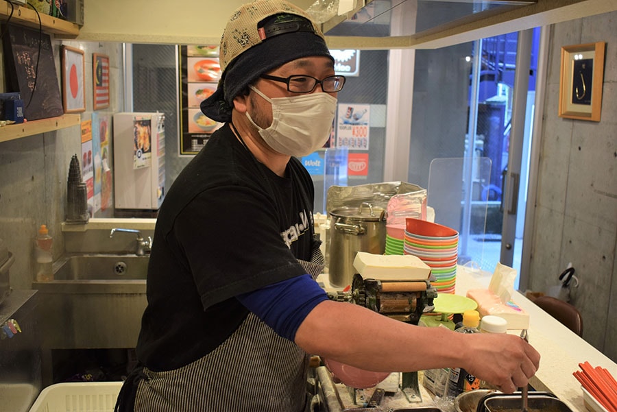 店長のゆきちゃんは、高円寺の老舗定食店「タブチ」が実家。さらに西新宿で豚骨ベースのラーメン店を24年も経営している飲食業一筋の方。