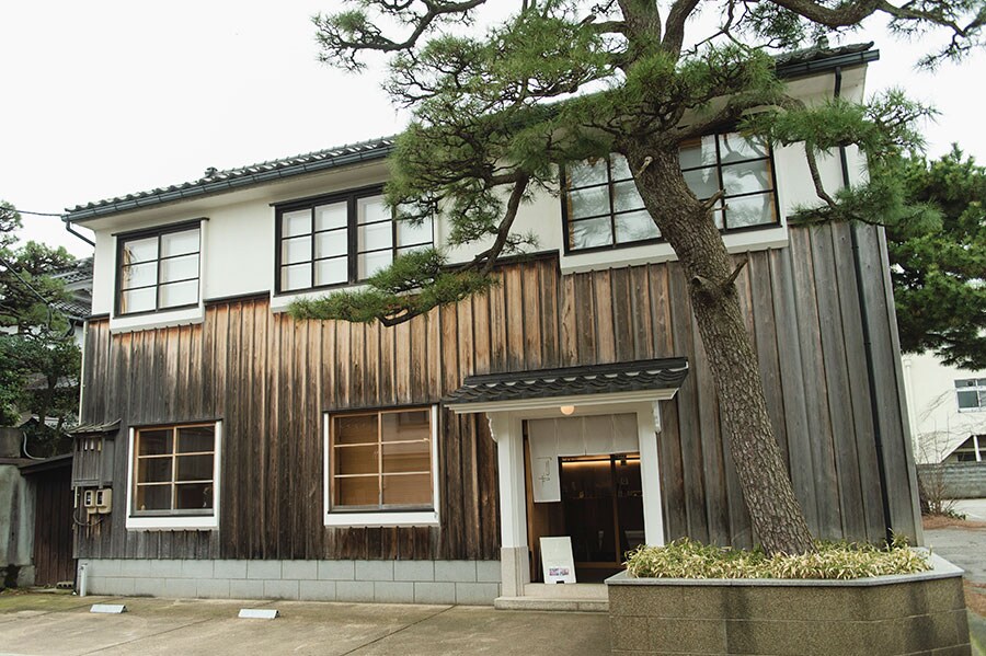 昭和初期に診療所として使われた建物をリノベーション。2階は1日1組の宿泊施設。
