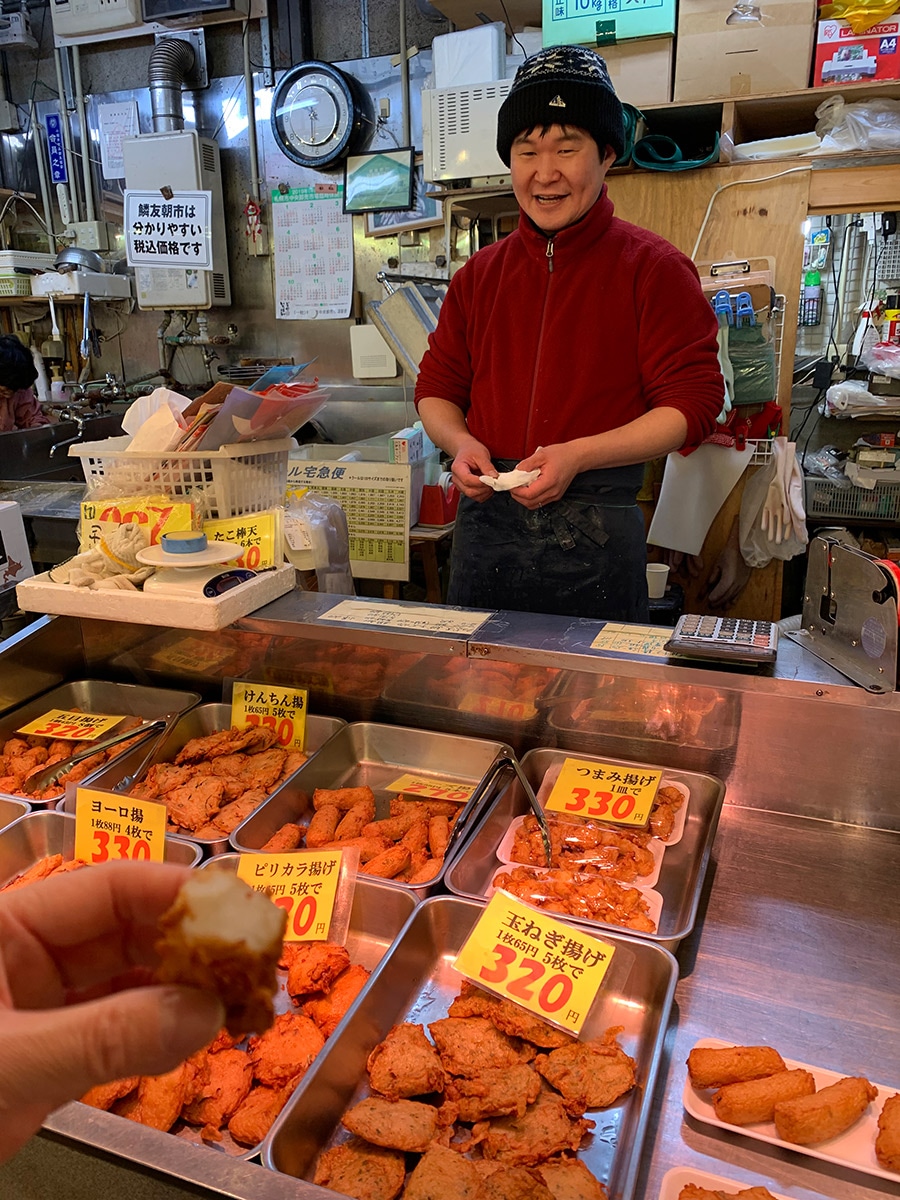 「小樽木村商店」では、店主のお勧め手づくり蒲鉾を試食。ビールが欲しくなる味だ。そのまま食べてもいいし、煮物、鍋物に入れてもいい出汁が出そう。