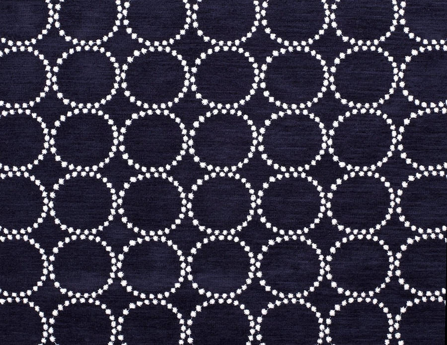 展示作品：tambourine”2005-06-AW。小さなドットによって構成された円の刺繍柄はミナ ペルホネンの代表的なテキスタイル。