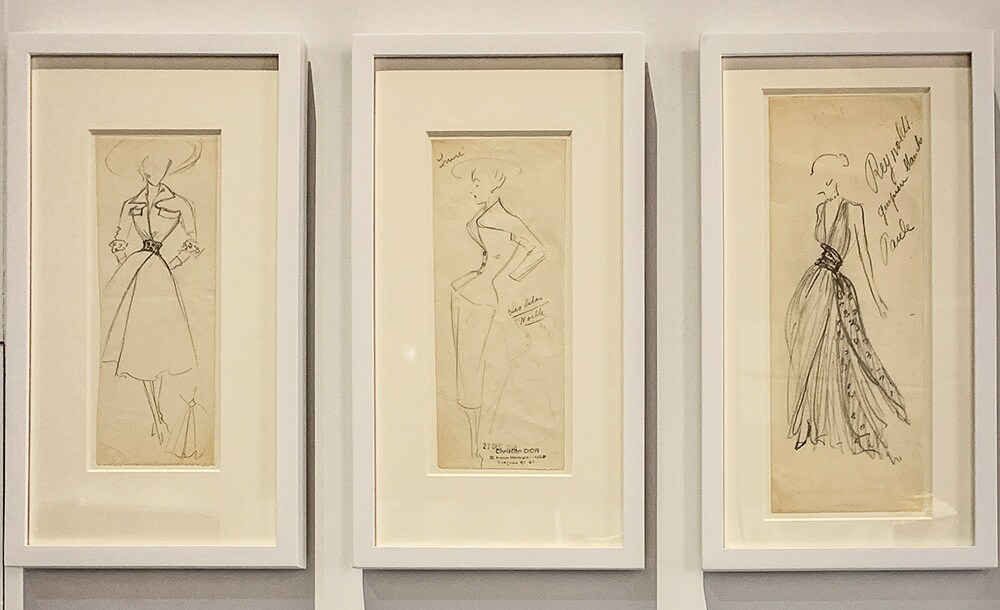 ディオールの人生を俯瞰する最初のギャラリーには、自身の手によるスケッチも展示されている。