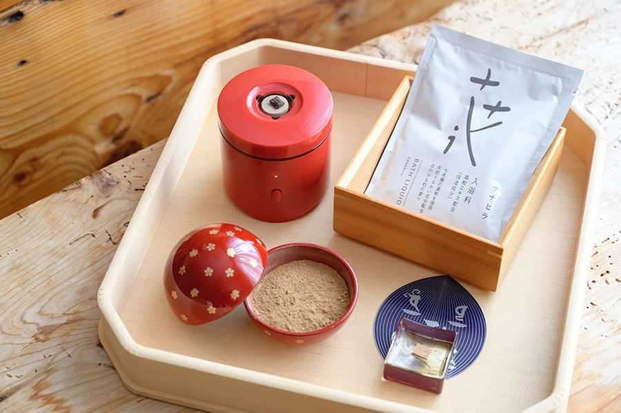 入浴剤は、滋賀県の冨田酒造と共同開発したオリジナル。沈香のお香が心地よく部屋に香る。