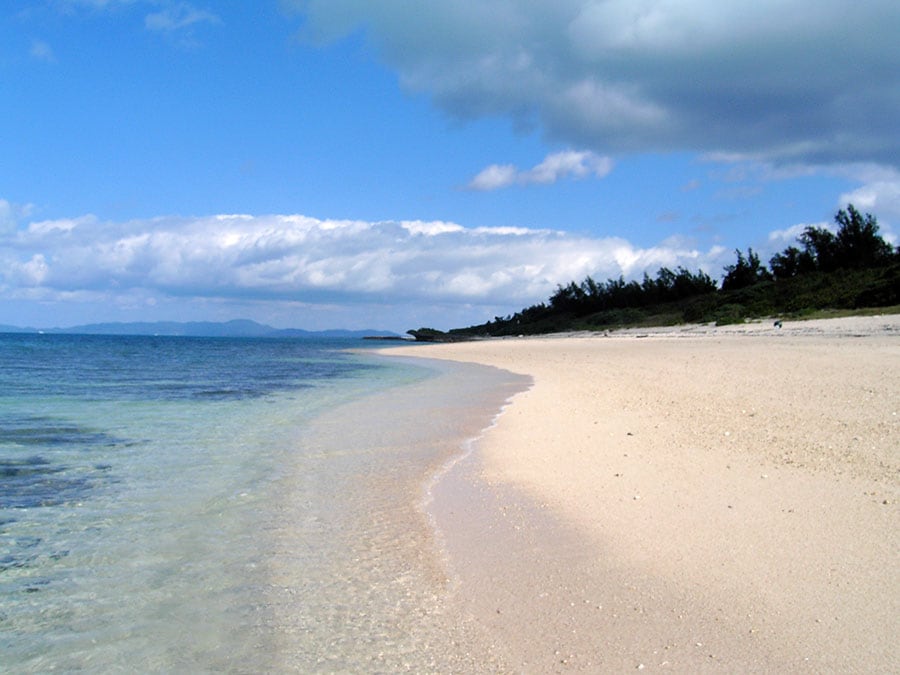 西の浜からは石垣島や西表島、新城など、八重山諸島の島々を望みます。