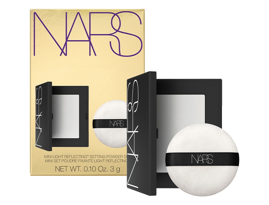 NARS ミニライトリフレクティングセッティングパウダーセット 全1種（セット内容：ライトリフレクティングセッティングパウダー ミニ 02415 CRYSTAL トランスルーセント、パフ＜特製サイズ＞）4,400円（数量限定）。自社EC先行発売日：2024年11月8日（金）。発売日：2024年11月15日（金）。