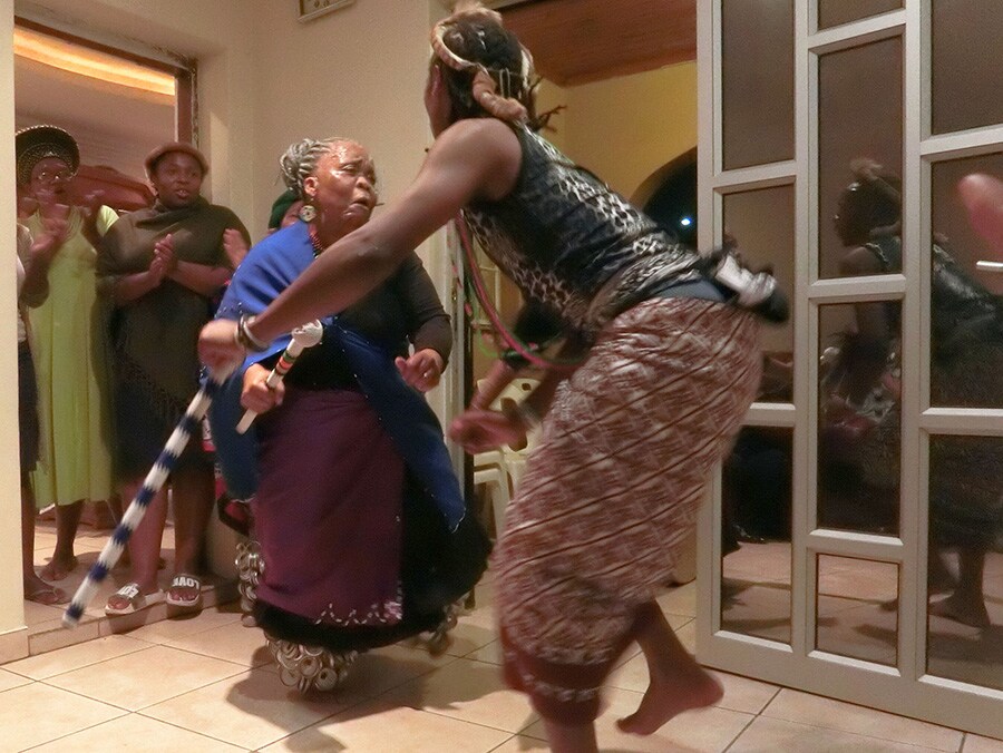 最初に挨拶をしたときは大人しかったお母さんが、ダンスになると激しく踊り出したのにはびっくり！