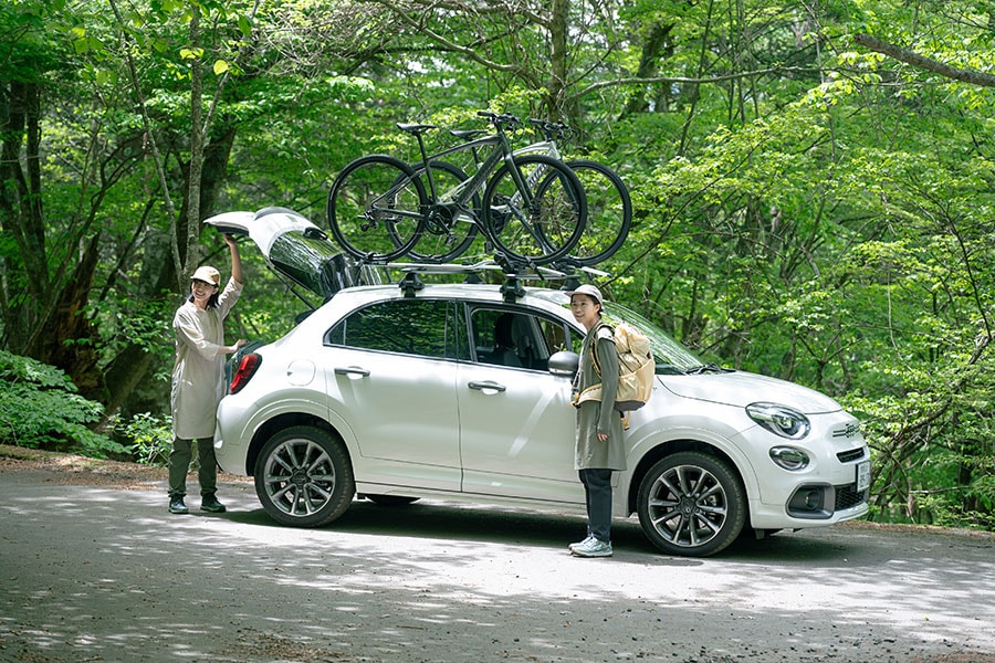 イタリアらしいスタイリッシュなデザインのSUV車「FIAT 500X SPORT+」に乗って街へ移動します。（フィアットフリーダイヤル）