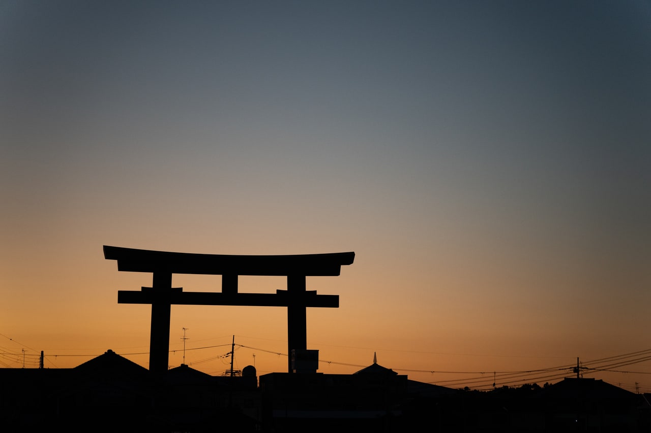 高さ約32m、柱間23mにも及ぶ大鳥居。夕焼けのグラデーションが綺麗。大神神社から5分ほど歩き、ゴールの三輪駅へ。