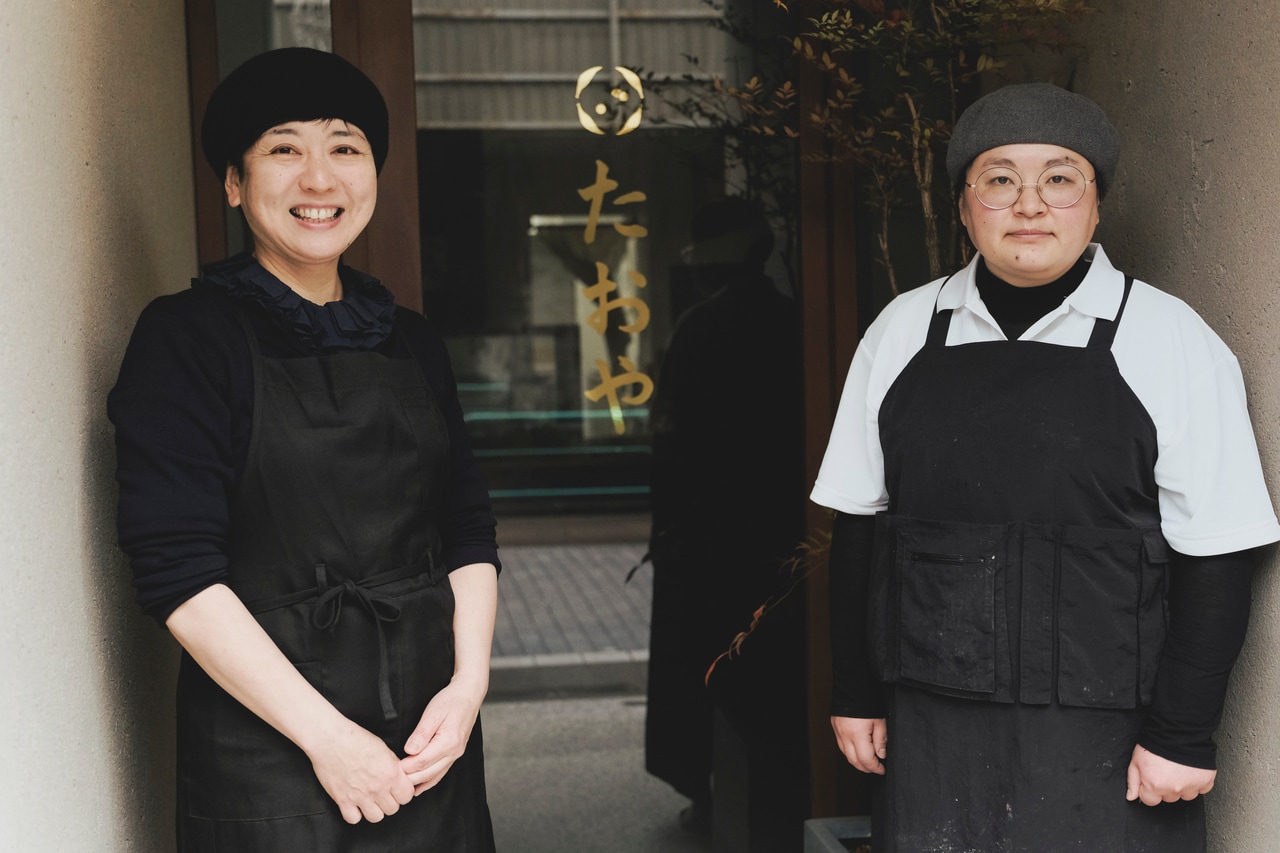 販売スタッフの込山裕美子さん（写真左）と和菓子職人の中屋直子さん（右）。
