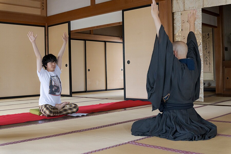 背筋を伸ばすことが一番大切。腰抜けのような姿勢は坐禅の姿勢とは言えない。