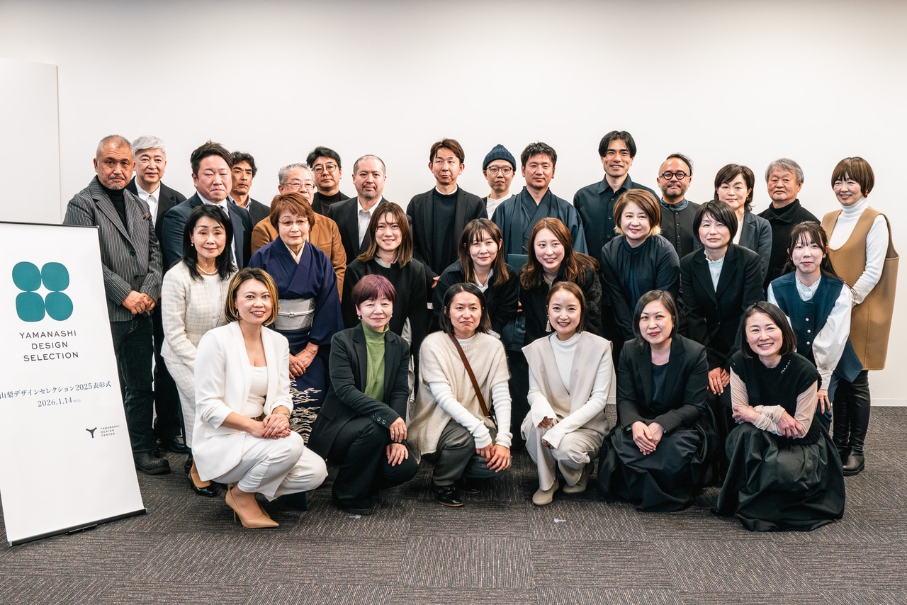 「山梨デザインセレクション」の選考委員、受賞した事業者、デザイナーのみなさん。